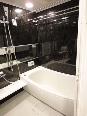 ブラックのパネルで高級感のあるお風呂へ